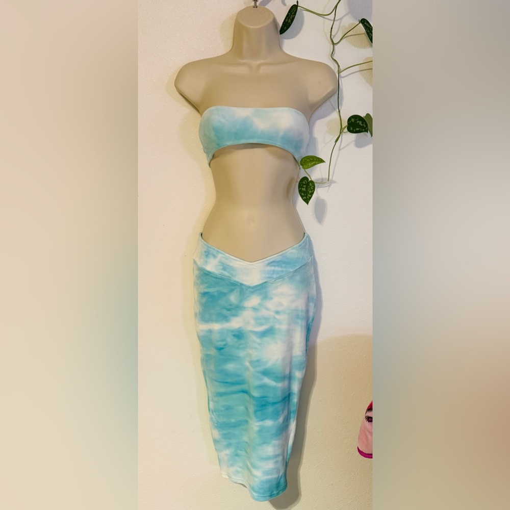 J’adore Velour Blue V Cut Midi Skirt & Bandeau Tube Top Set Skimpy
Micro Beach S